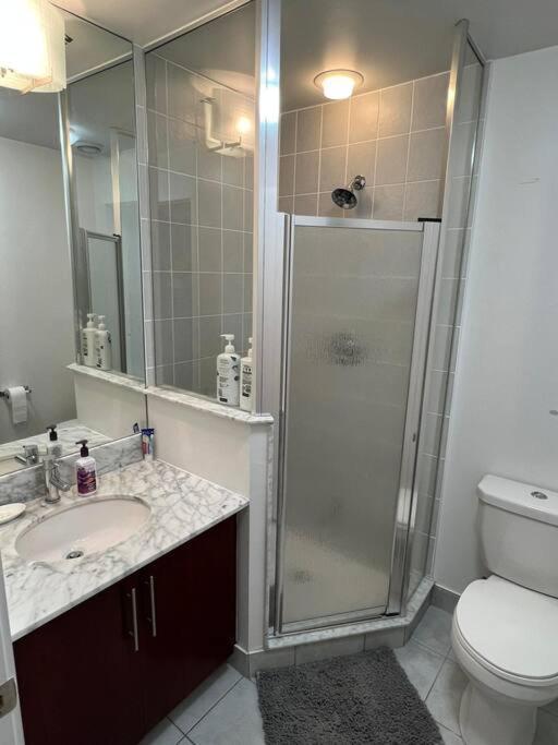 Prestigious 2-Bdrm Condo - Across From Scotiabank Arena Toronto Exterior foto